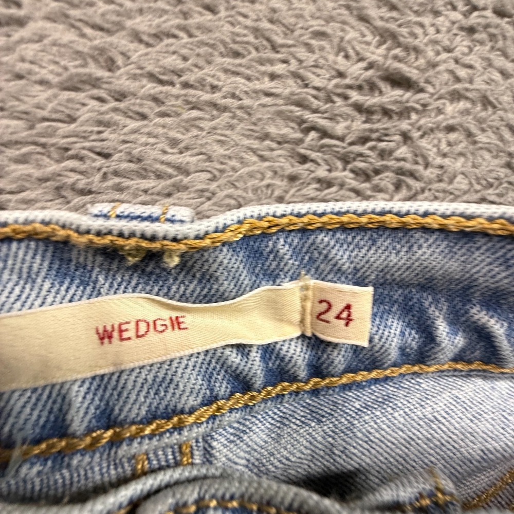 Levis Premium Wedgie Jeans Button Fly Light Wash Denim Womens 24x27 Cotton Strtc - Picture 3 of 11